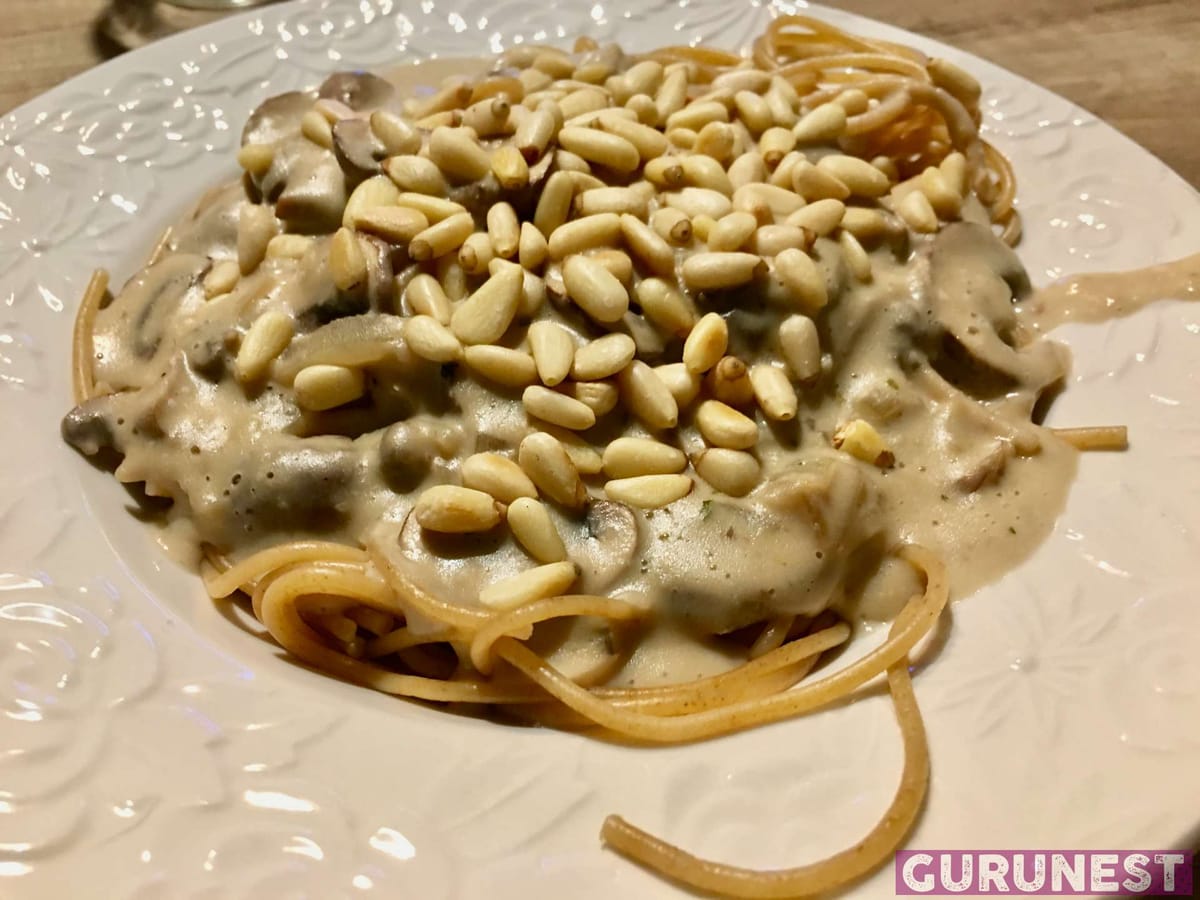 Cremige Champignonsauce mit Vollkornpasta vegan à la gurunest