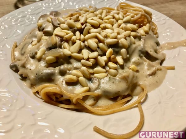 Cremige Champignonsauce mit Vollkornpasta vegan à la gurunest