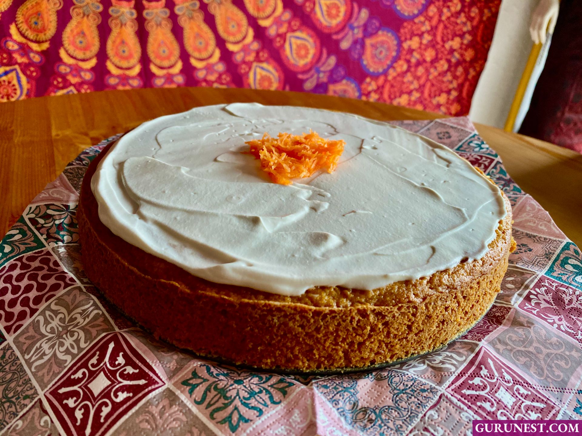 Möhrenkuchen mit Frischkäsetopping vegan à la gurunest - gurunest.com